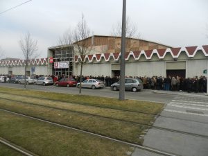 Schlange stehen vor den heiligen Hallen