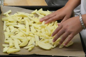 Pommes - gewürzt mit Salz und Rosenpaprika. Und bekleidet mit Olivenöl