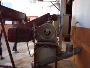 In dieser Maschine werden die Oliven grob zerkleinert