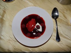 Rote Bete Coulis mit Himbeereis und Frischkäse.