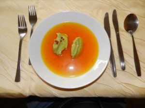 Tomaten-Safran-Essenz mit Avocadocreme.