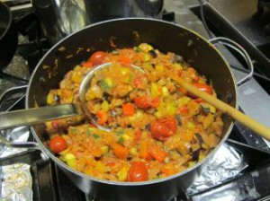 Ein kleiner Topf Ratatouille.