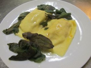Riesenravioli mit Salbei.
