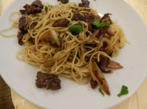 Spaghetti mit Hühnerleber und Salbei.