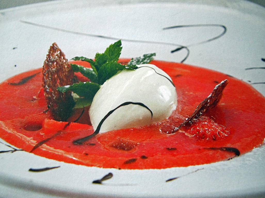 Geeiste Erdbeersuppe mit Naturjoghurt-Graukäsesorbet – mediterrane ...