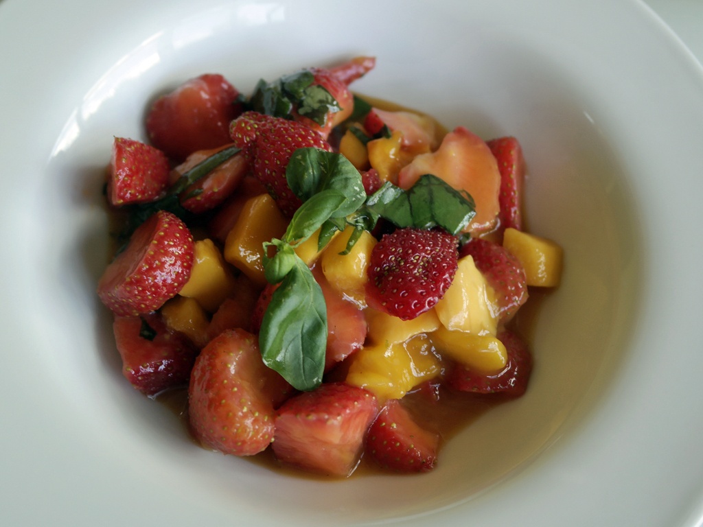 Erdbeer-Mango-Salat mit Basilikum und Pinienkernen – mediterrane ...