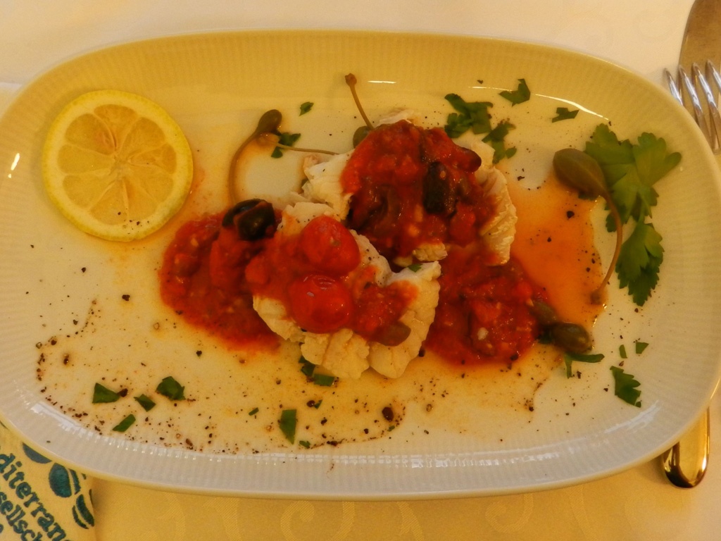 Kabeljau mit Tomaten und Kapern – mediterrane Kochgesellschaft 2000 e.V.