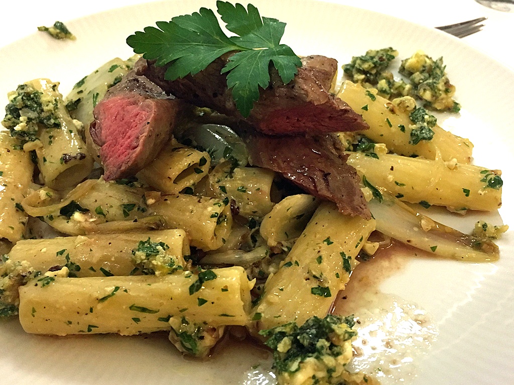 Tortiglioni mit Walnuss-Pesto und Lammfilets – mediterrane ...