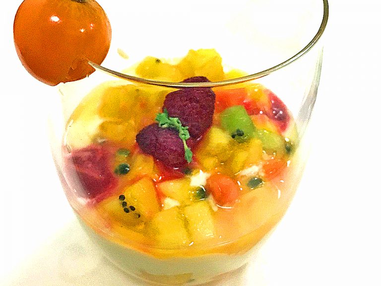 Exotischer Fruchtsalat mit Joghurt und Himbeeren – mediterrane ...