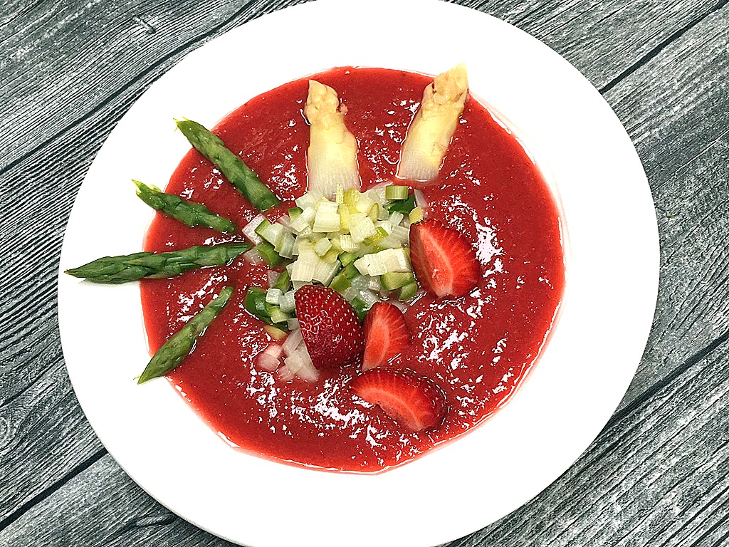 Erdbeer-Gazpacho mit Spargel.