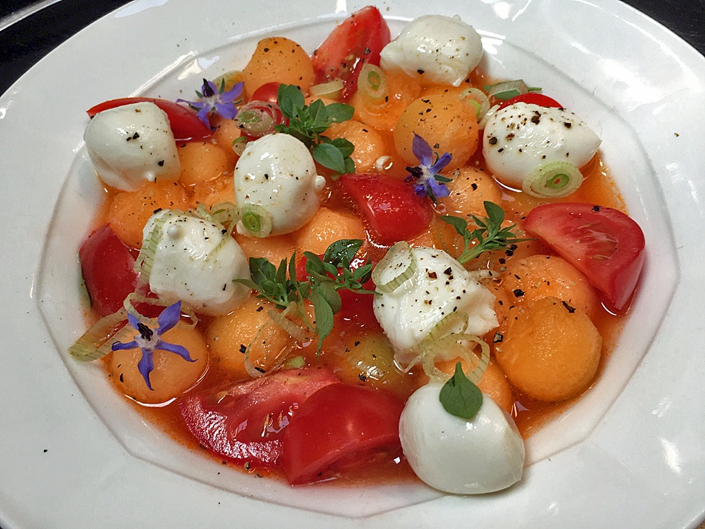 Sommersalat: Melone, Mozzarella, Tomate.