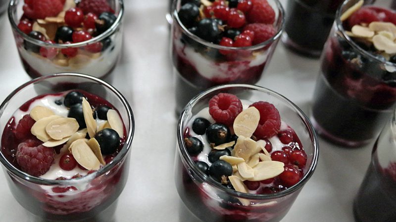 Sommerliche Beerengrütze mit Joghurt und Mandeln.