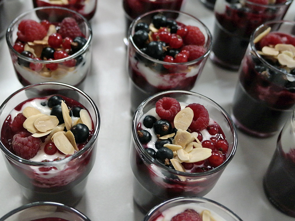 Sommerliche Beerengrütze mit Joghurt und Mandeln.