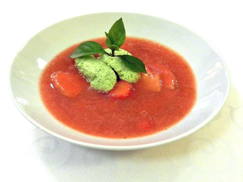 Erdbeer-Pfirsich-Süppchen mit Basilikum-Quark-Mousse