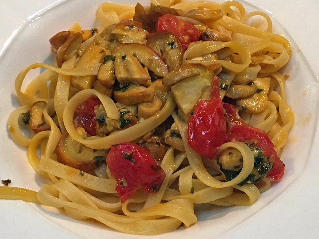 Tagliatelle mit Kaiserlingen und Tomaten.