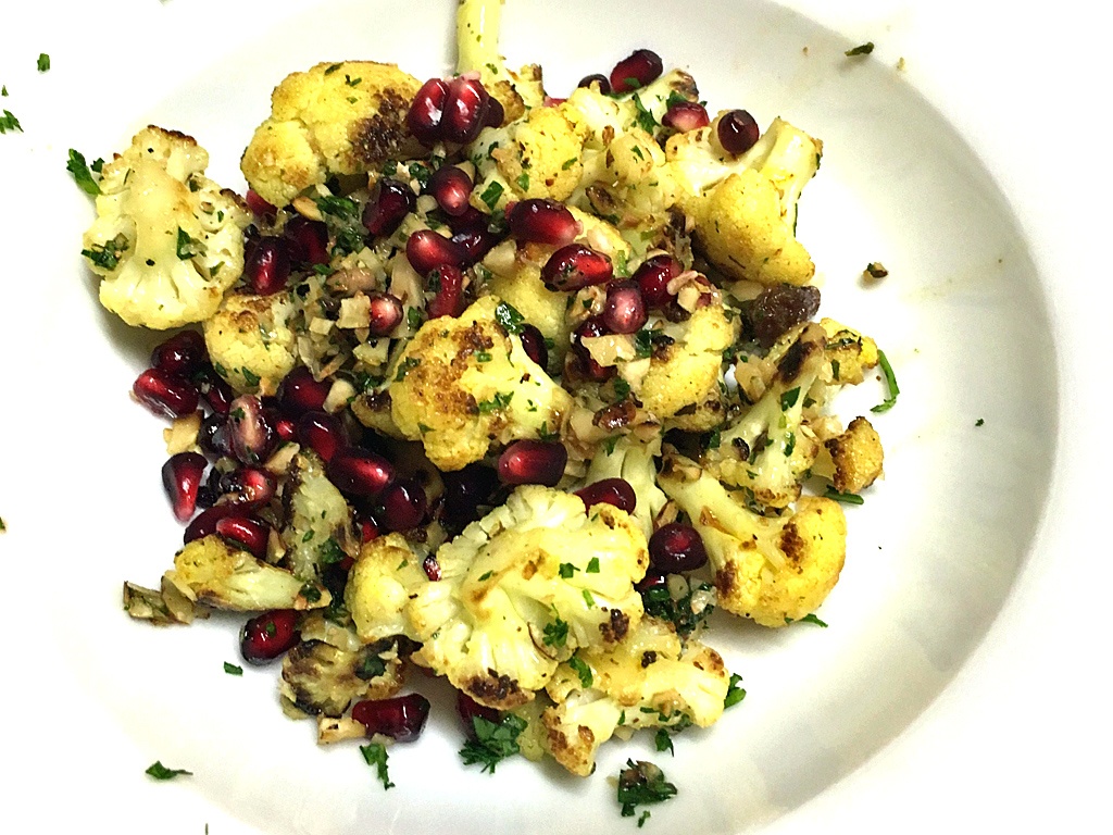 Gerösteter Blumenkohlsalat mit Granatapfel, Rosinen und Haselnüssen