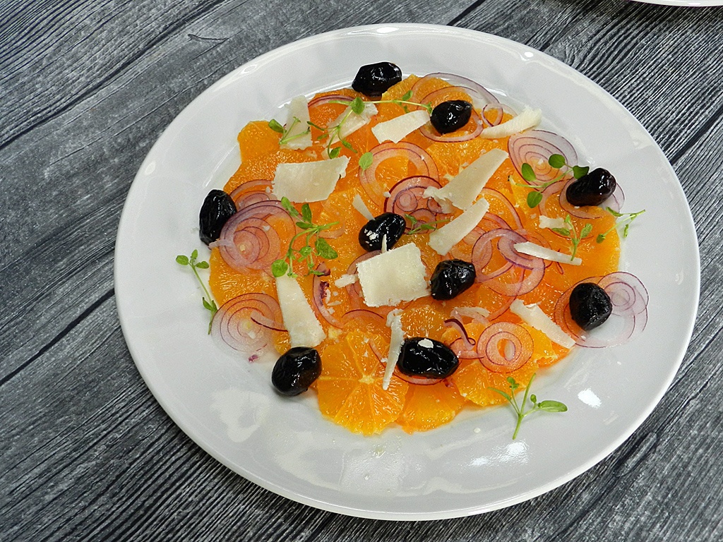 Orangensalat mit Pecorino und schwarzen Oliven