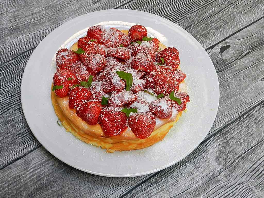 Leichter Genuss: EKäsekuchen mit Erdbeeren.