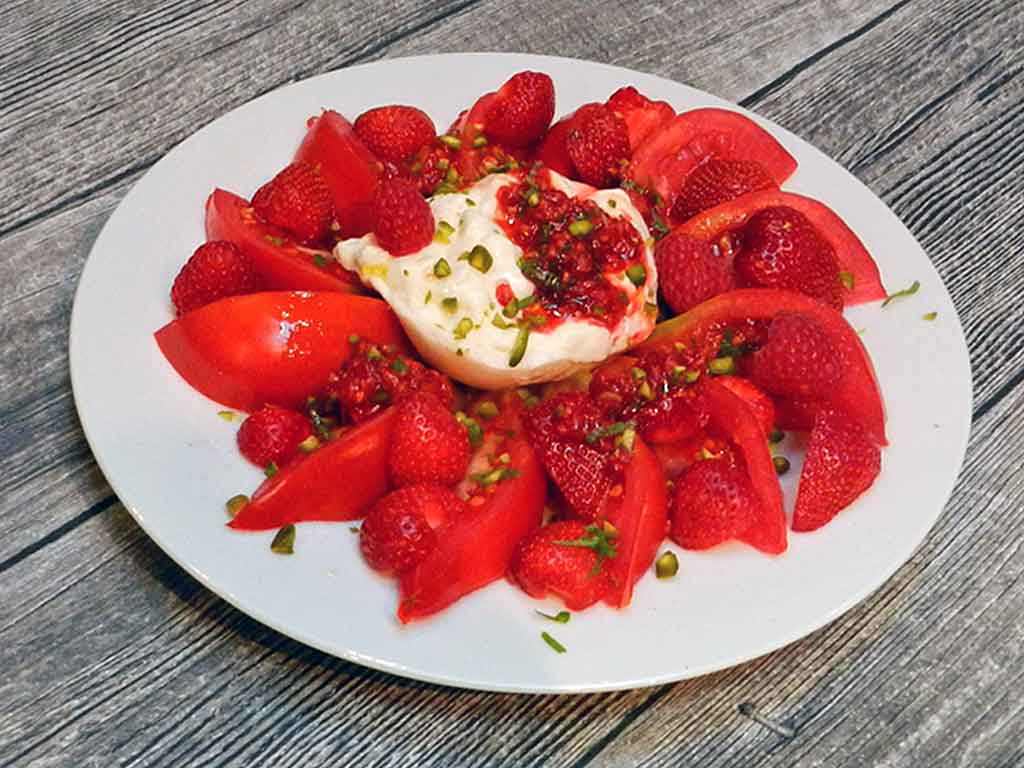 Anregendes Rot: Tomaten-Erdbeersalat mit Himbeerdressing.