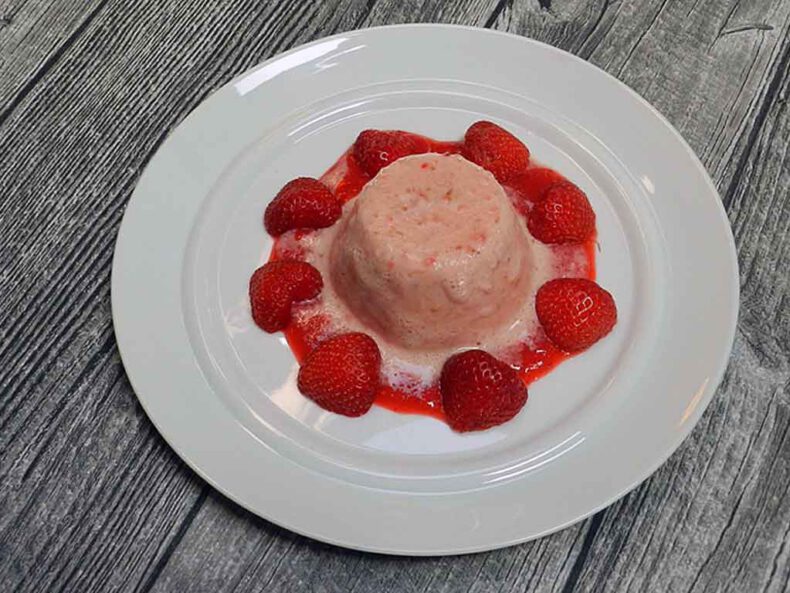 Halbgefrorenes von Erdbeeren – mediterrane Kochgesellschaft 2000 e.V. Halbgefrorenes von Erdbeeren – mediterrane Kochgesellschaft 2000 e.V.