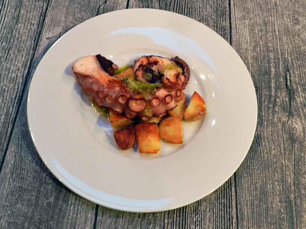 Von wegen rustikal: Pulpo mit Bratkartoffeln.