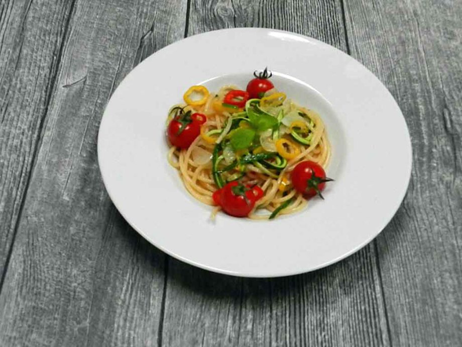Spaghetti aglio e olio mit Zucchini und Minze mediterrane