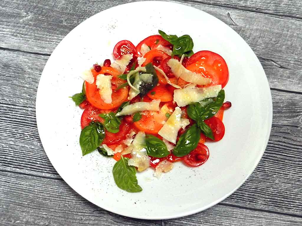 Granatapfelkerne toppen das Tomaten-Carpaccio.