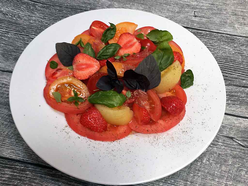 Bunte Mischung: Tomaten, Erdbeeren und Basilikum.