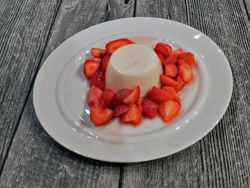 Rotes-Basilikum-Eis mit Erdbeeren.