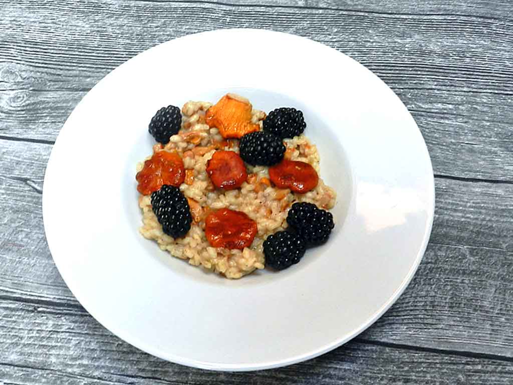 Risotto mit Pfifferlingen, veredelt durch Brombeeren.