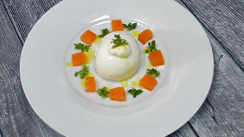 Gelee von gelben Tomaten, Burrata und Basilikum bilden die perfekte Vorspeise.