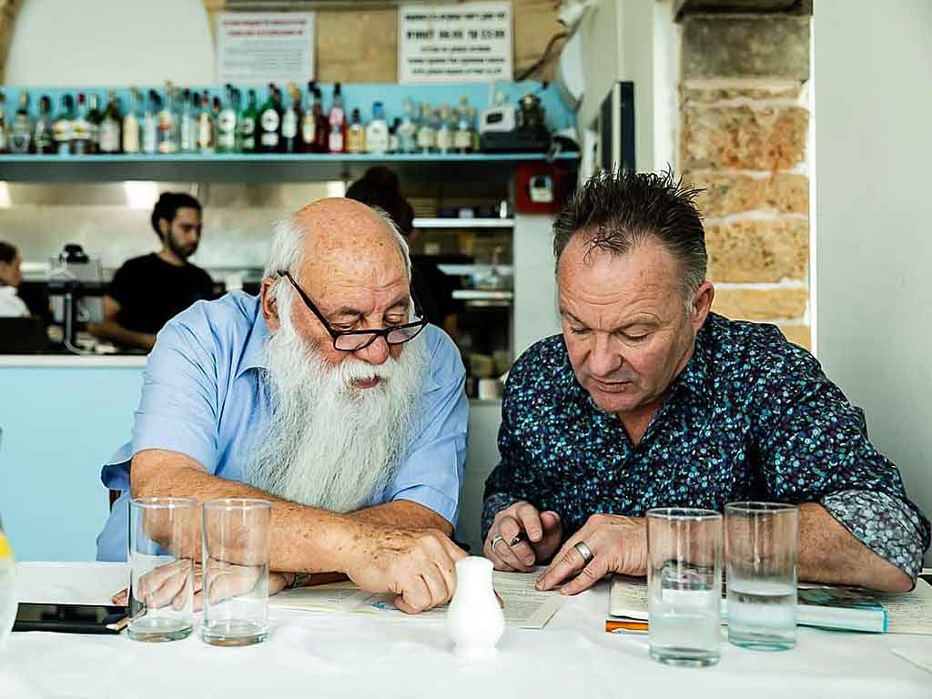 Uri Buri mit seinem Co-Autor Matthias Mangold (rechts). Foto: GU