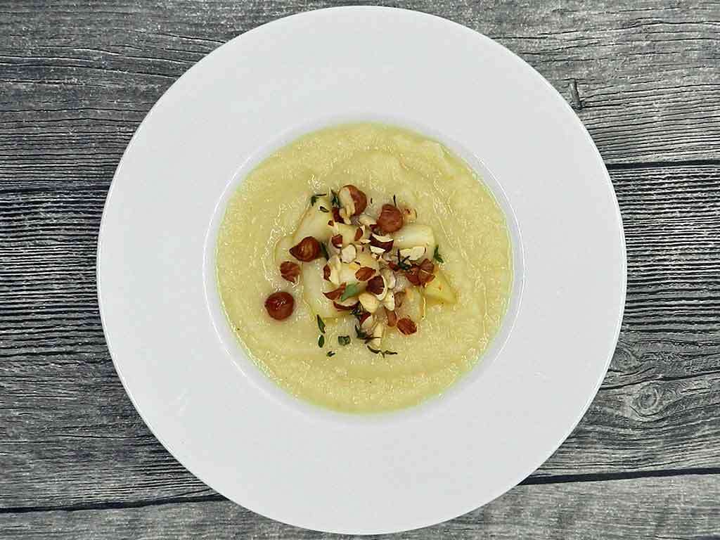 Süßer Schmelz: Sellerie-Pastinaken-Cremesuppe mit Birnen.