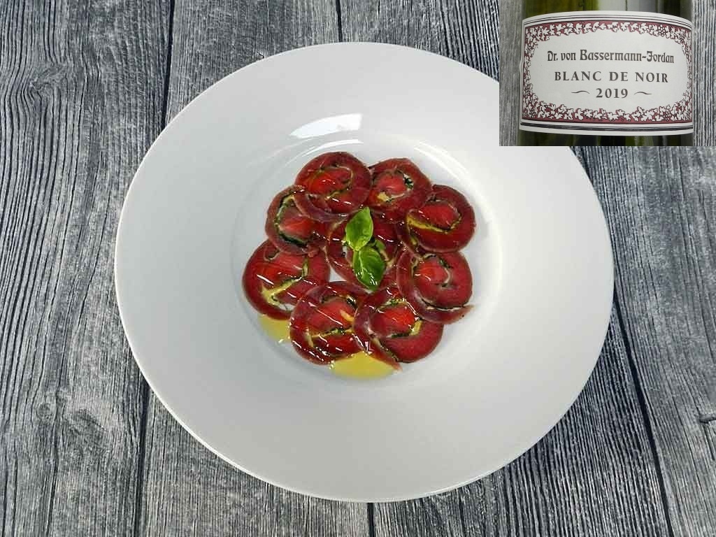 Erst gebeizt, dann dünn aufgeschnitten:Carpaccio von der Entenbrust.