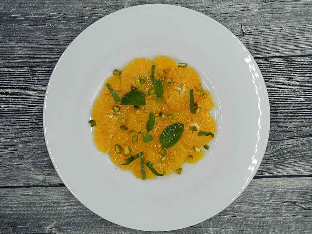 Orangensalat mit Minze und Pistazien.