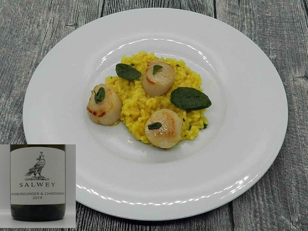 Safran-Risotto mit Jakobsmuscheln.