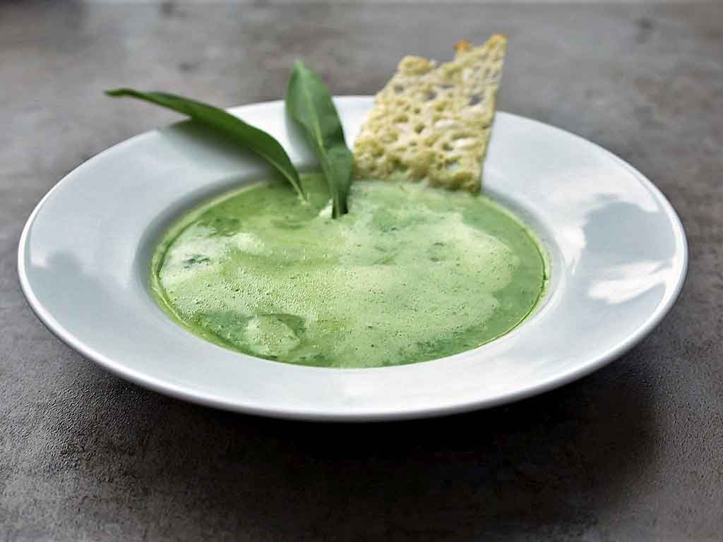 Bärlauch-Suppe mit Parmesanhippe – mediterrane Kochgesellschaft 2000 e.V.