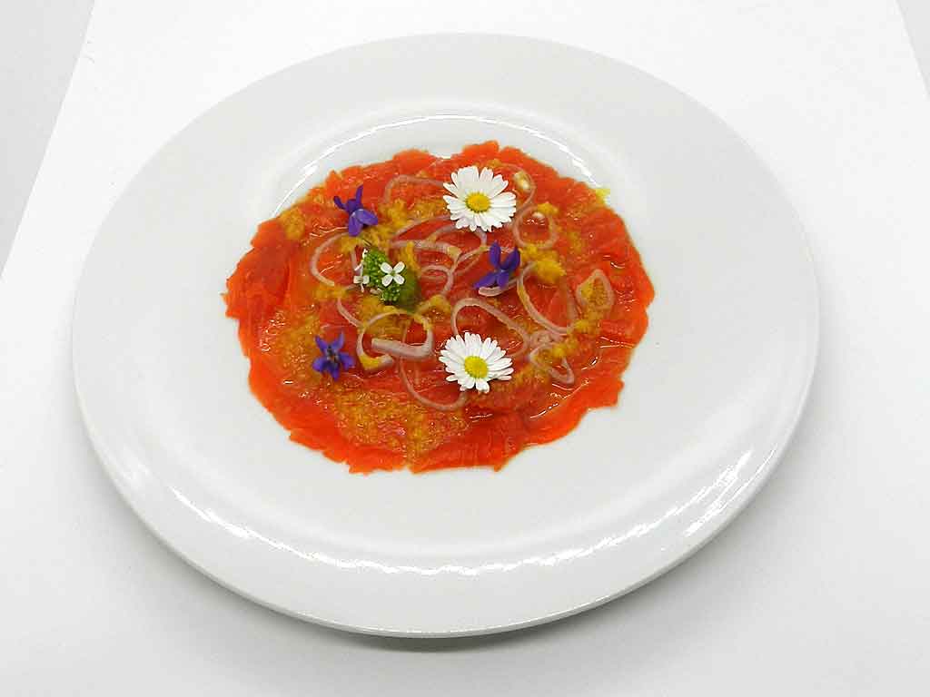 Gute-Laune-Teller: LAchs-Carpaccio mit Blüten.