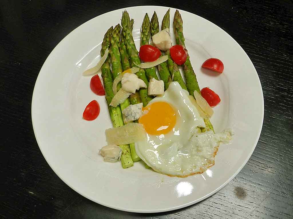 Grüner Spargel mit Spiegelei.