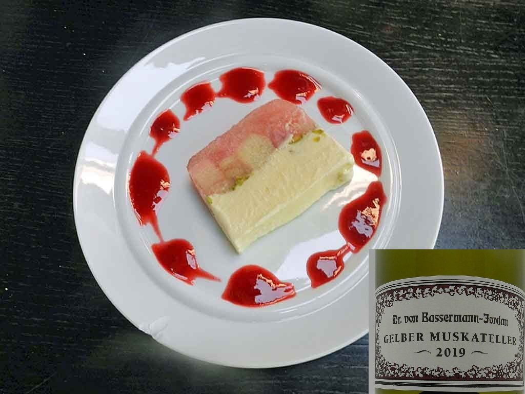 Eiskalt genießen: geeiste Rhabarber-Quark-Terrine.