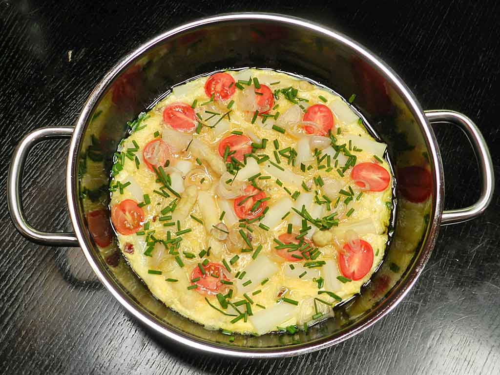 Heiß aus dem Ofen: Spargel-Frittata