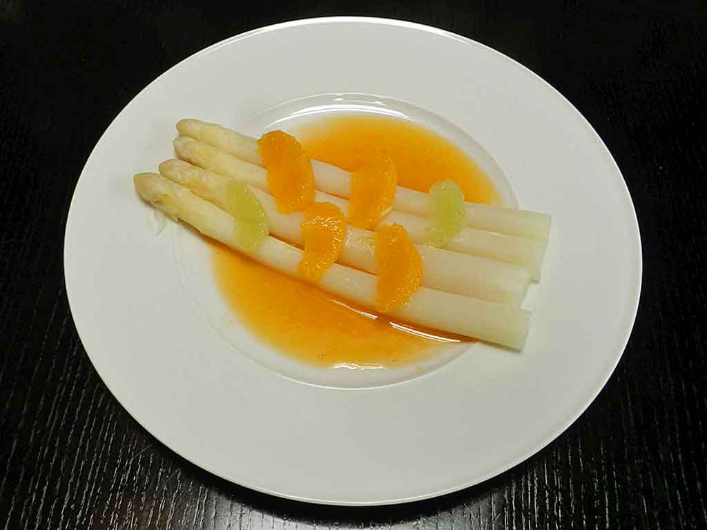 Spargel harmorniert hervorragend mit Zitrusaromen.