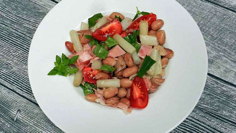 Schlicht gut: Salat aus Borlotti-Bohnen, Spargel und Mortadella.