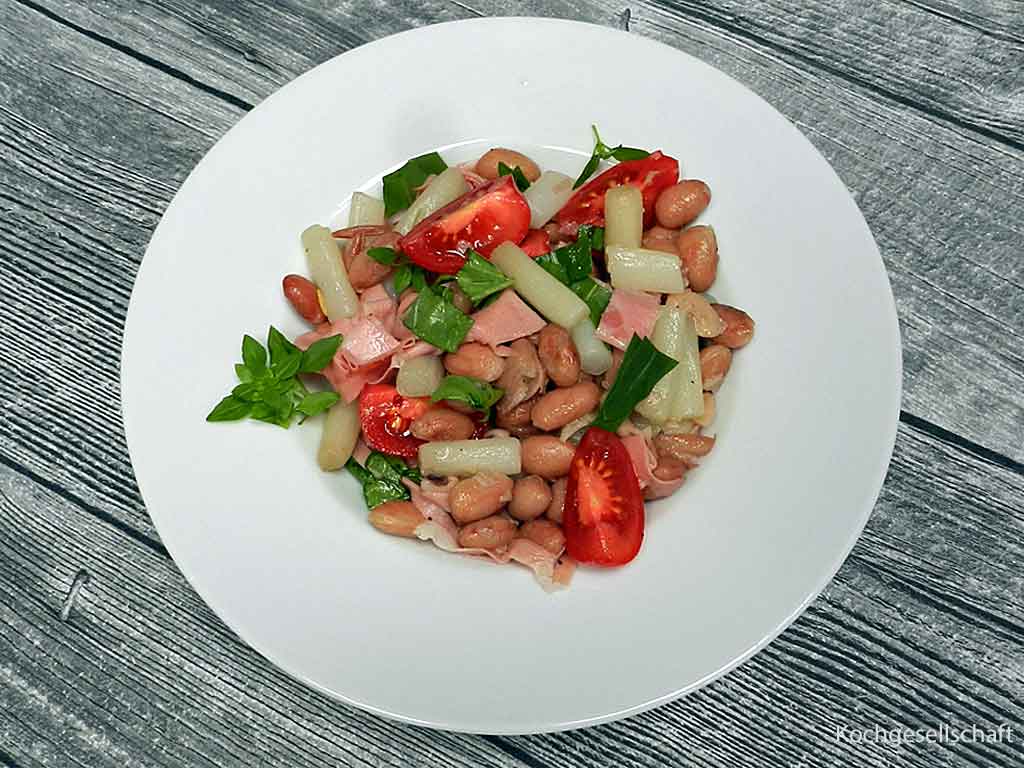 Schlicht gut: Salat aus Borlotti-Bohnen, Spargel und Mortadella.