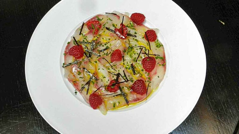 Ein sommerliches Hauptgericht: Carpaccio von der Dorade.