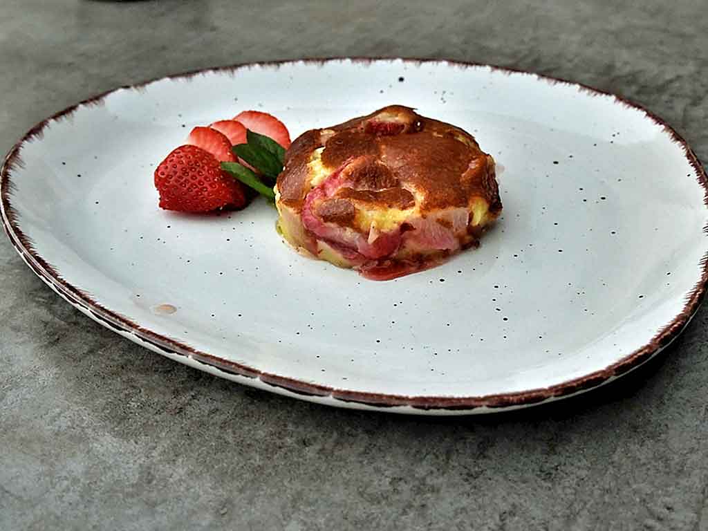 Süßer Eierteig mit Obst - Clafoutis mit Erdbeeren sind ein Gedicht.cken