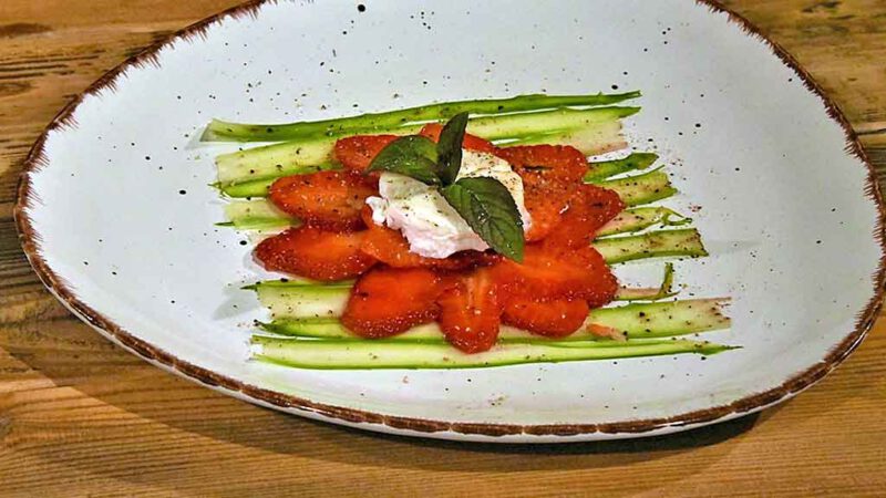 Farblich und geschmacklich wirklich fein: Spargel-Carpaccio mit Erdbeeren und Ziegenkäse.