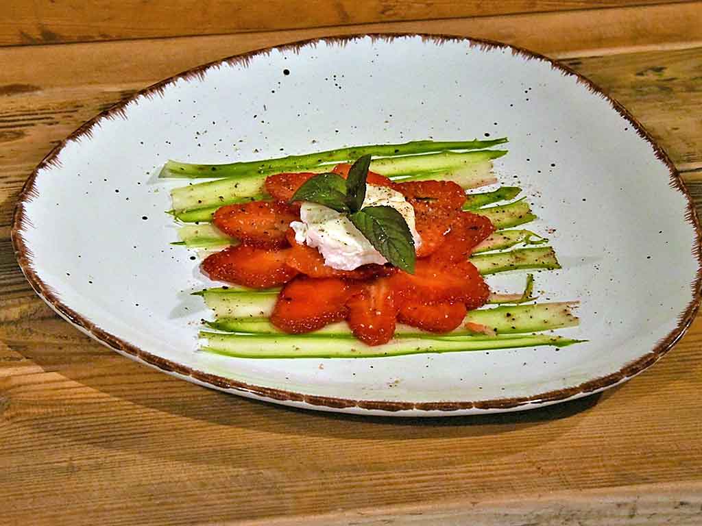 Farblich und geschmacklich wirklich fein: Spargel-Carpaccio mit Erdbeeren und Ziegenkäse.