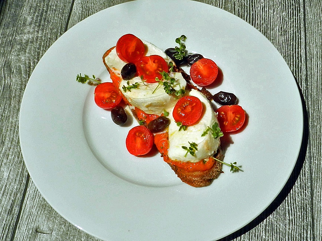 Vorspeise oder leichtes Abendbrot: Paprika, Tomaten, Mozzarella.