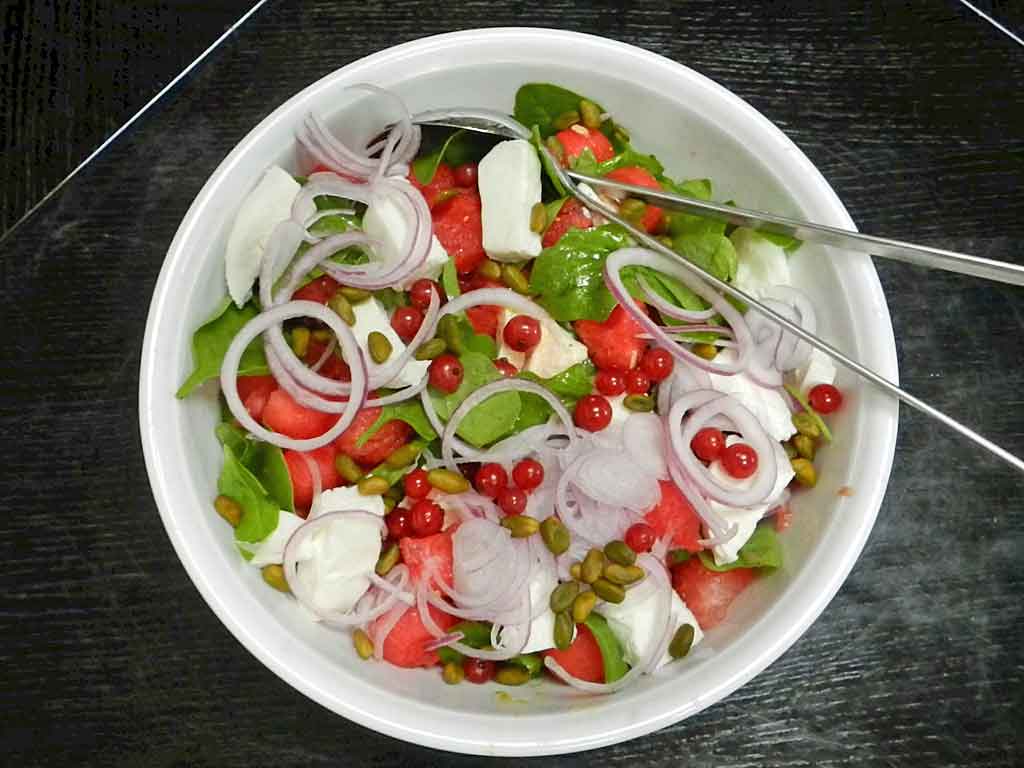 Durstlöschend: Salat aus Wassermelone, Mozzarella und Spinat.